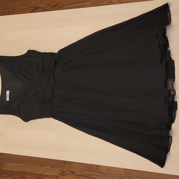 Patra Dresses & Skirts - LIKE NEW PATRA Petite Black Deep V Flowy Cocktail Dress Vintage